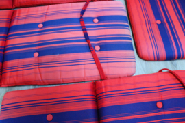 Set van 4 vintage tuinstoelkussens. Vier rood / blauw gestreepte retro kussens.