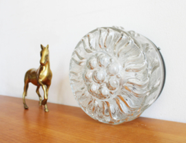 Vintage plafonnière van dik glas. Art Deco stijl plafondlamp