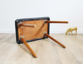 Vintage voetenbankje met zwart skai leer. Houten retro kruk/luiwammes