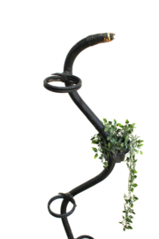 Vintage rotan plantenstandaard. Zwarte retro bamboe 'slang' voor plantjes