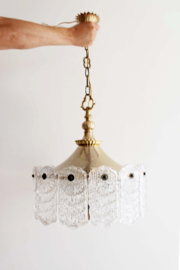 Zware messing hanglamp met frosted iced glas. Vintage plafondlamp
