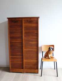 Grote antieke archiefkast met roldeuren. Houten vintage rolluikkast