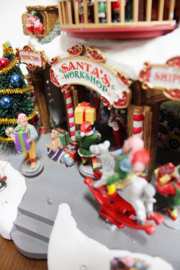Lemax Kerstdorp Santa's Workshop - met verlichting, geluid en beweging. In originele doos