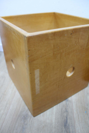 Twee houten vintage kubussen.  Set multifunctionele krukjes / kisten