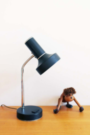 Zwarte retro bureaulamp. Vintage lampje met buigbare poot