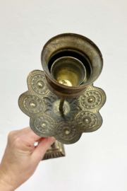 Hoge bloemvormige brocante kandelaar. Vintage kaarsenhouder
