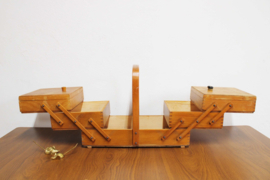 Houten vintage naaikistje. Retro knutsel kist / craft organizer