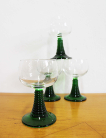 Set vintage Luminarc wijnglazen op groene voet.  4 Retro moezel /roemer glaasjes