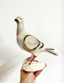 Vintage Jema sculptuur van een duif. Retro vogel beeldje
