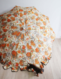 Grote vintage parasol met bloemen. Retro zonnescherm uit de jaren 70.
