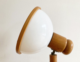 Houten vintage wandlamp met witte kap. Retro design booglamp - Steinhauer?