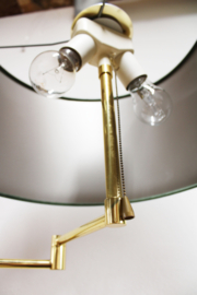 Goudkleurig vloerlamp met groene kap. Vintage lamp in Hollywood Regency stijl