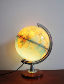 Globe met verlichting en gradenboog. Retro wereldbol