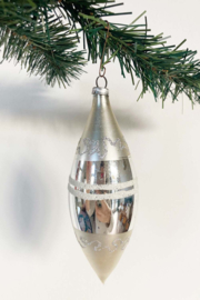 Glazen vintage kerstbal, pegel. Zilveren retro kerstornament