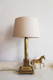 Goudkleurige Herda lamp met beige kap. Vintage tafellamp