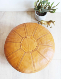 Cognackleurige vintage lapjes poef. Retro patchwork Ottoman/ kussen van leer.