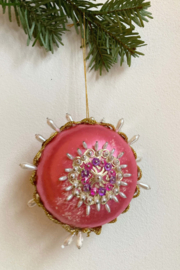 Roze vintage kerstbal met kraaltjes. Retro kerstversiering.
