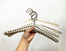 Set van 5 vintage kledinghangers met wit skai leer. Set retro kleerhangers o.a. met studs