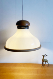 Witte vintage hanglamp met houten details. Steinhauer? Retro lamp