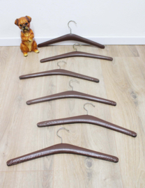 6 bruine vintage kledinghangers.  Set retro kleerhangers, skai