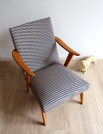 Vintage fauteuil met ruitjes bekleding. Retro design lounge stoel