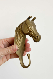 Goudkleurige haak in de vorm van een paard. Messing (?) vintage wandhaak.