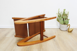 Houten retro schommelbankje . Vintage voetenbankje bruine bekleding.