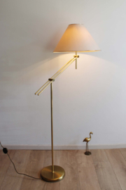 Goudkleurige vintage vloerlamp met beige kap. Hollywood Regency stijl lamp.