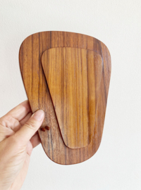 Glazen kaasstolp op teakhouten plateau. Scandinavisch design - Akta Teak