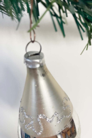 Glazen vintage kerstbal, pegel. Zilveren retro kerstornament