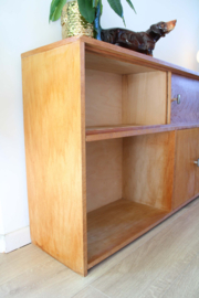 Houten vintage sideboard.  Retro dressoir / kast
