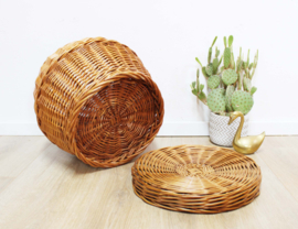Rieten vintage mand met deksel. Retro opbergmand van rotan