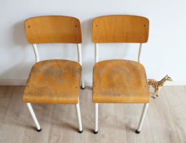 Set stoere vintage schoolstoeltjes.  2 industriële retro stoeltjes, zithoogte 41 cm.