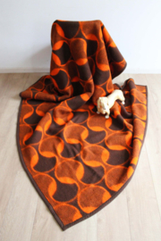 Tweepersoons vintage deken van Didas. Retro vegan sprei van dralon, oranje - bruin