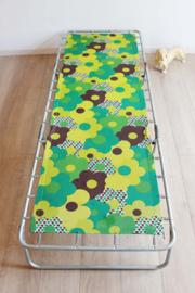Groene vintage stretcher met bloemen. Retro ligbed / opklap bed