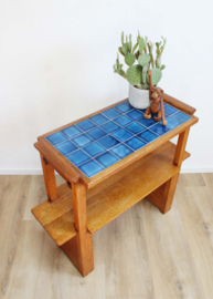 Houten vintage side table met blauwe tegels. Retro tafel