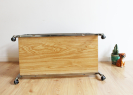 Stoere vintage trolley met dubbele verdieping. Retro design bijzettafel op wielen