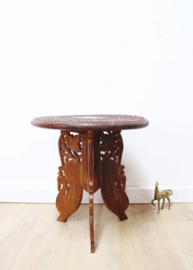Handgesneden tafeltje uit India. Houten vintage plantentafel