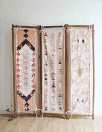 Houten vintage kamerscherm met gequilte stof. Kleurrijke Boho roomdivider