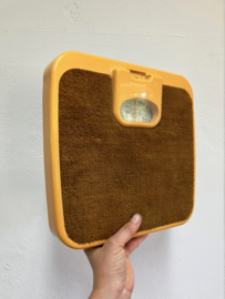 Oranje vintage weegschaal met bruine pluche stof. Retro personenweegschaal