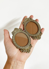 Set kleine vintage fotolijstjes in barokke lijst. Twee klassieke ovale lijstjes