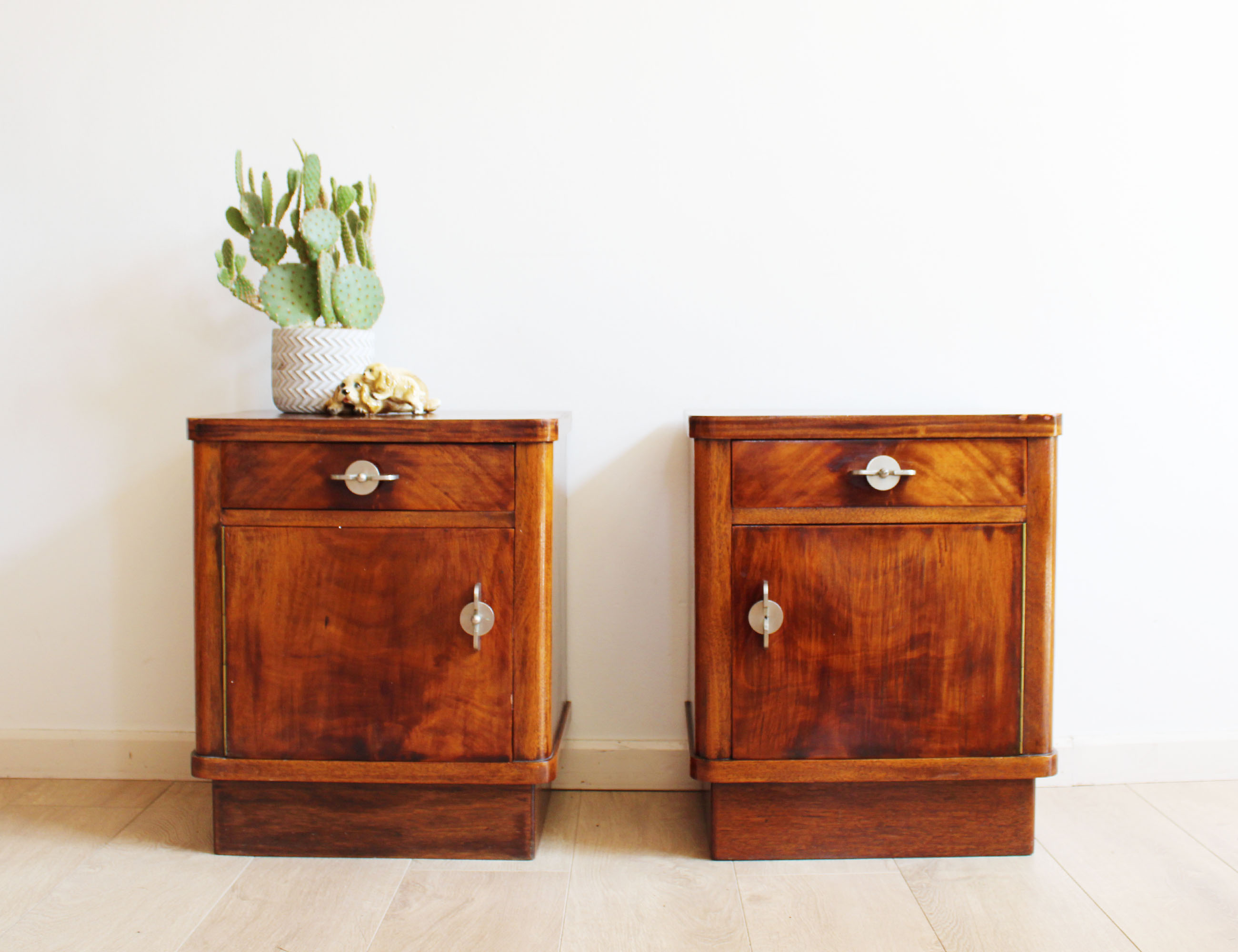 Set houten vintage nachtkastjes. Twee Art Deco stijl retro kastjes