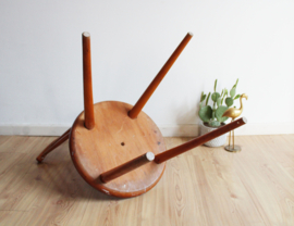 Houten vintage spijlenstoeltje met skai zitting. Unieke retro stoel