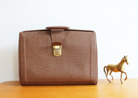 Bruine vintage aktetas. Oude retro dokterstas / schooltas