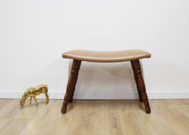 Vintage voetenbankje met cognac skai leer. Houten retro kruk/luiwammes