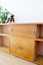 Houten vintage sideboard.  Retro dressoir / kast