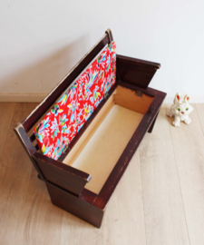 Bruin  vintage klepbankje met vrolijke zitting. Houten retro bankje