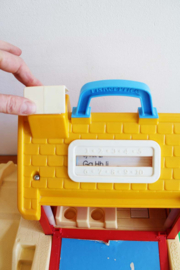 Vintage Fisher Price school huis met speeltuin. Origineel retro speelgoed