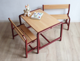 Retro kinder tafel met twee bankjes - Ypperlig. Design Hay voor IKEA.