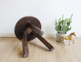 Vintage brutalist boomstam tafeltje. Houten retro krukje / plantentafel